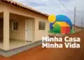 Imagem do programa Minha Casa Minha Vida, com casas simples em bairro popular, ilustrando a alta no teto de R$ 275 mil para imóveis.
