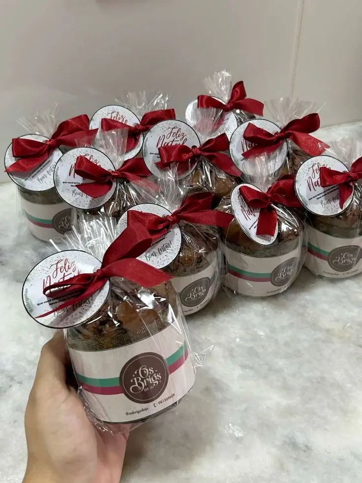 Mini panetone recheado com creme de avelã, doce de leite ou ganache, embalado com celofane e laço vermelho.