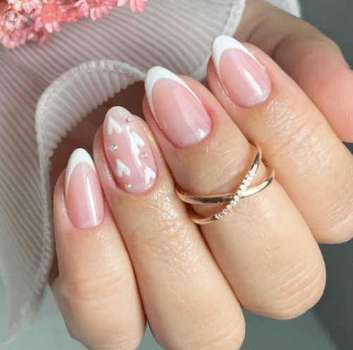 Sala de estar moderna com sofá cinza, mesa de centro branca e objetos decorativos minimalistas