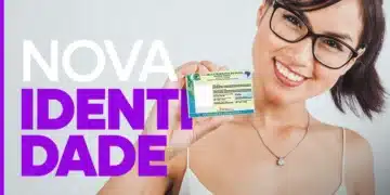 Mulher segurando a nova Carteira de Identidade Nacional enquanto sorri para a câmera.