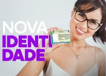 Pessoa sorrindo e segurando sua nova carteira de identidade brasileira, com o texto 'Nova Identidade' em destaque.