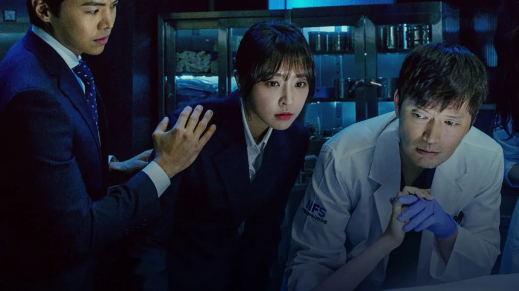 Parceiros por Justiça Médico legista e promotora investigando juntos em uma cena forense tensa.