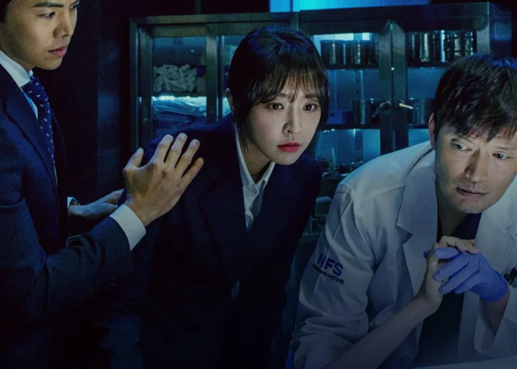 Médico legista e promotora investigando juntos em uma cena forense tensa.