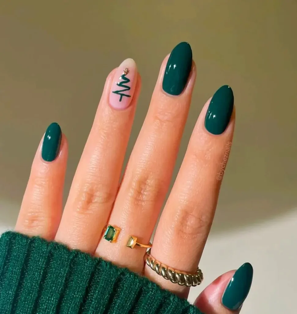 Unhas com árvore de Natal abstrata em verde, minimalista, com ponto dourado no topo.
