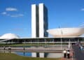 Sede do Congresso Nacional em Brasília, Brasil, sob um céu azul, representando o local de aprovação de projetos de lei do governo.
