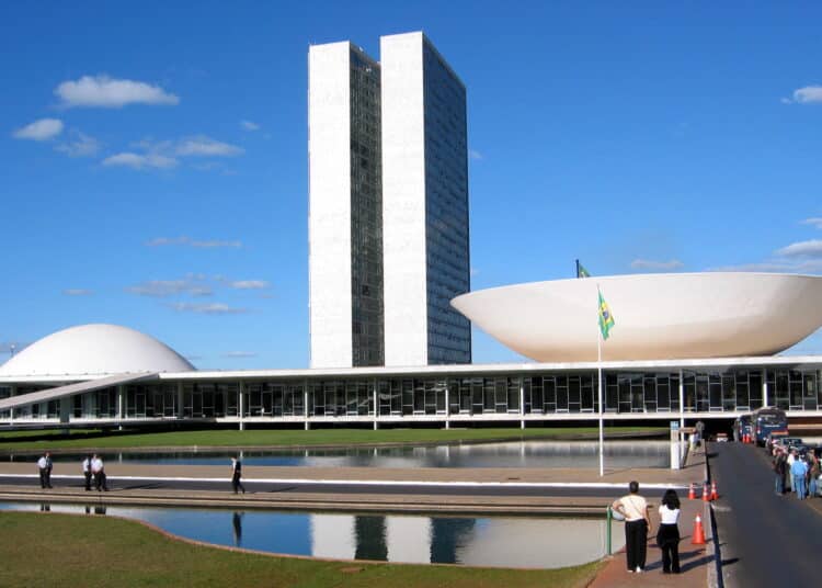 Sede do Congresso Nacional em Brasília, Brasil, sob um céu azul, representando o local de aprovação de projetos de lei do governo.