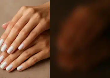 Mãos com esmalte na cor tendência para o Réveillon, destacando a cor que será o destaque das festas de Ano Novo.