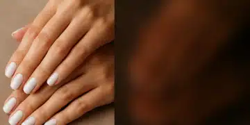 Mãos com esmalte na cor tendência para o Réveillon, destacando a cor que será o destaque das festas de Ano Novo.