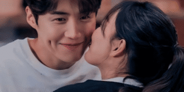 Cena de Dramas Coreanos com Casal Jovem Sorridente