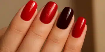 Unhas vermelhas em diferentes tons, incluindo vermelho vibrante e vinho, com acabamento brilhante e sofisticado.