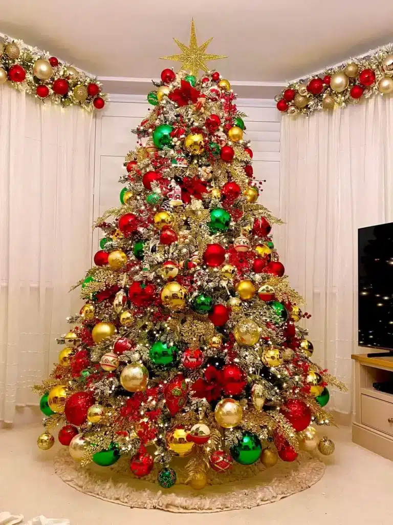 Árvore de Natal com estrela dourada e decoração vibrante. Árvore de Natal decorada com bolas vermelhas, douradas e verdes, e uma estrela dourada brilhante no topo.