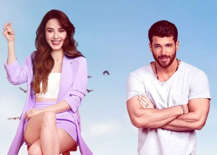 Casal de protagonistas da comédia romântica turca que virou febre. A imagem representa o sucesso das dizi (séries turcas) no Brasil, explorando temas de amor e humor.