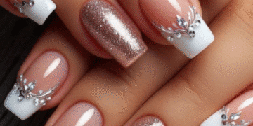 Unhas decoradas com francesinha branca e glitter rose
