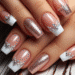 Unhas decoradas com francesinha branca e glitter rose