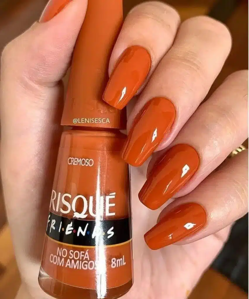 Unhas Laranja Unhas pintadas com esmalte laranja queimado, trazendo um toque vibrante e terroso.