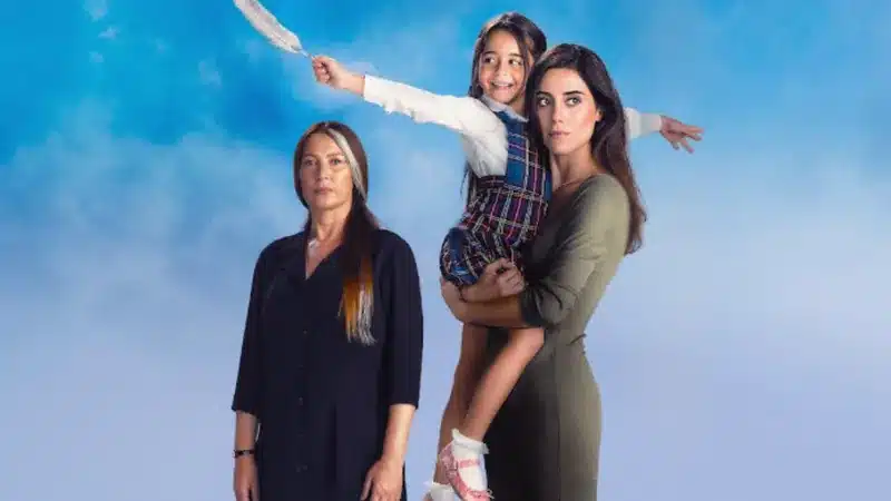 Série dramática com família e mistério Duas mulheres e uma menina em fundo azul com expressão séria e criança segurando pena