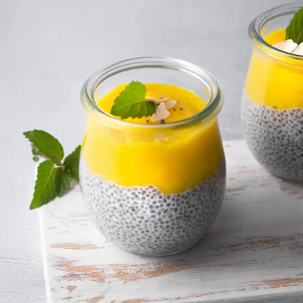 Pudim de Chia com Manga e Hortelã Pudim de chia com camada de manga e folhas de hortelã.