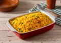 Arroz amarelo com ervilhas frescas, perfeito para servir como acompanhamento em um almoço de fim de semana.