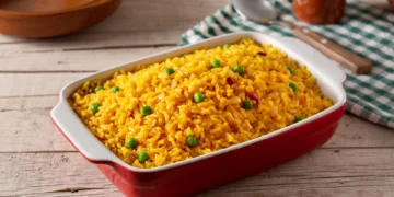 Arroz amarelo com ervilhas frescas, perfeito para servir como acompanhamento em um almoço de fim de semana.