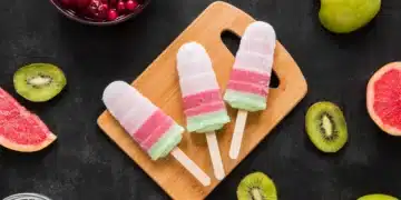 Sorvetes fitness com camadas de frutas frescas, como melancia, kiwi e grapefruit.