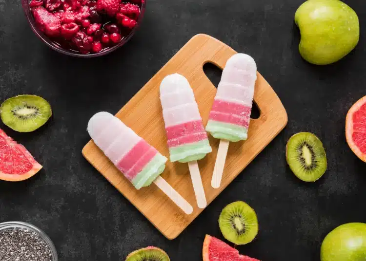 Sorvetes fitness com camadas de frutas frescas, como melancia, kiwi e grapefruit.