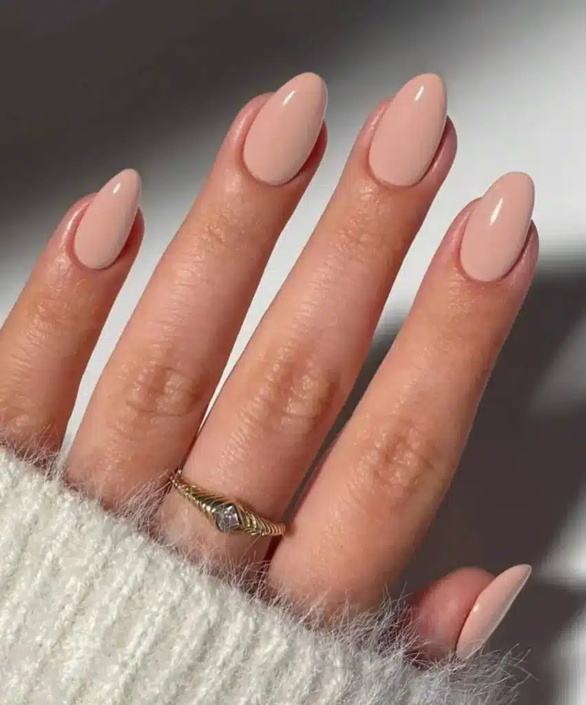 Unhas Bege Unhas pintadas de bege suave, ideal para um visual elegante e sofisticado.