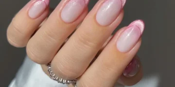 Unhas minimalistas em tom rosado com acabamento perolado e linhas delicadas na ponta.