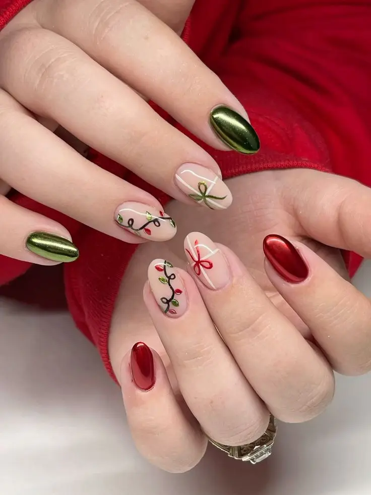 Unhas com verde metálico e vermelho clássico, decoradas com desenhos natalinos de fitas e galhos.