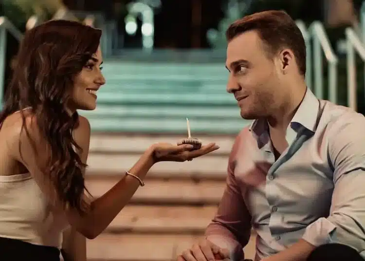 Casal apaixonado em uma cena romântica da novela turca 'Será Isso Amor?'.