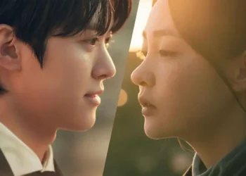 Close-up de dois protagonistas de dorama em perfil, um de frente para o outro sob a luz do pôr do sol, com foco suave em tons quentes e românticos.