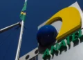 Imagem da fachada da Anatel com bandeira do Brasil ao lado, representando a resposta polêmica sobre o fim da BTV.