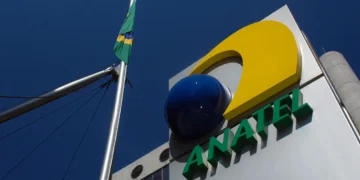 Imagem da fachada da Anatel com bandeira do Brasil ao lado, representando a resposta polêmica sobre o fim da BTV.