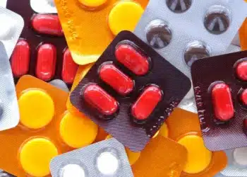 Blíster de remédios das marcas Needs e Bwell, que estão proibidos pela Anvisa.