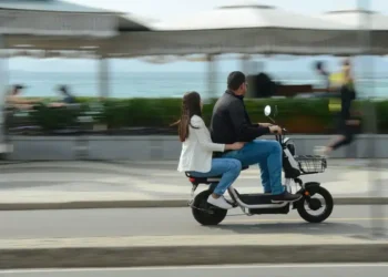 Bicicleta elétrica com acelerador, sendo utilizada como ciclomotor, com a necessidade de CNH para pilotagem.
