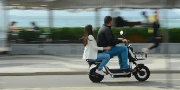Bicicleta elétrica com acelerador, sendo utilizada como ciclomotor, com a necessidade de CNH para pilotagem.