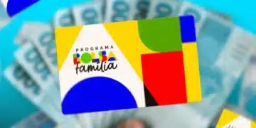Cartão do Programa Bolsa Família com cédulas de dinheiro ao fundo, representando a consulta de abertura de pagamento em janeiro.