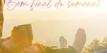 Pessoa relaxando ao nascer do sol, com uma xícara de café, desejando um bom final de semana.