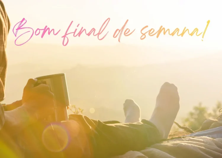 Pessoa relaxando ao nascer do sol, com uma xícara de café, desejando um bom final de semana.