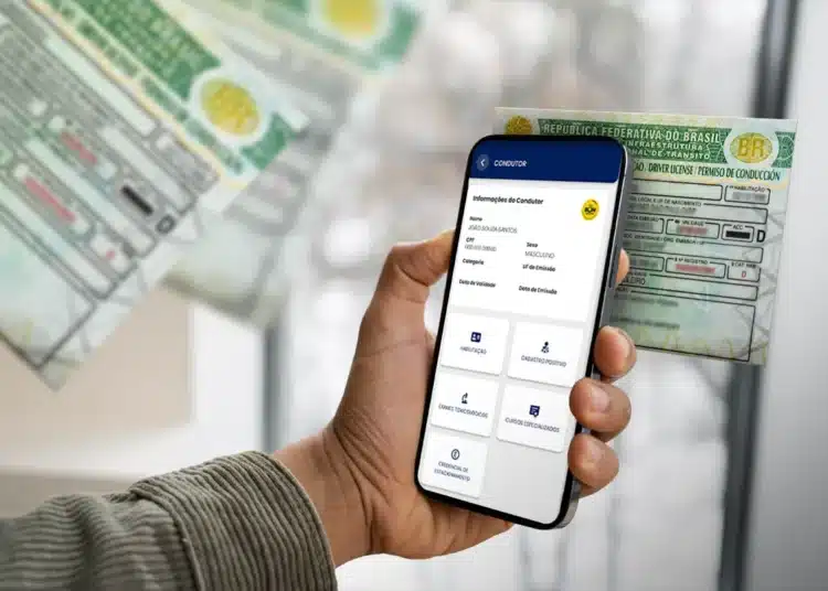 Pessoa acessando informações da CNH pelo celular, com o documento digital brasileiro exibido na tela.