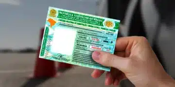 Carteira Nacional de Habilitação (CNH) brasileira em destaque com fundo desfocado, representando o processo de obtenção de CNH em 2026.