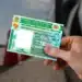 Carteira Nacional de Habilitação (CNH) brasileira em destaque com fundo desfocado, representando o processo de obtenção de CNH em 2026.