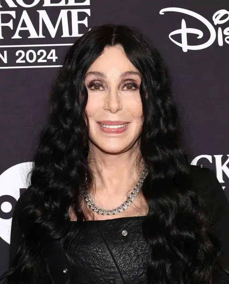 Cher e o cabelo volumoso que simbolizou os anos 80 Cher com cabelo volumoso e cacheado, visual marcante dos anos 80 com permanente e máximo volume.