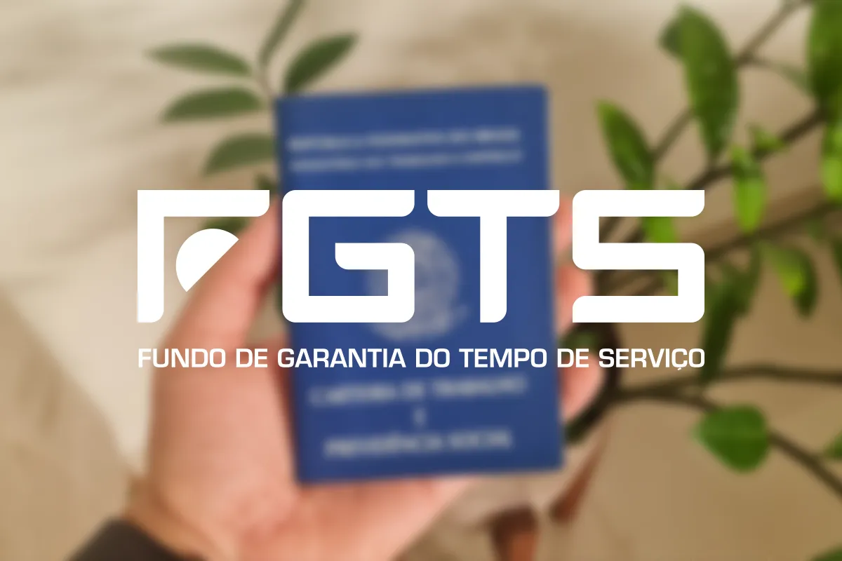 Guia Completo sobre Fundo de Garantia do Tempo de Serviço Pessoa segurando carteira de trabalho azul com folhas verdes ao fundo e logo do FGTS em destaque.
