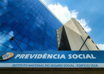 Edifício sede do INSS com fachada azul, relacionado ao calendário de pagamentos do INSS em 2026.
