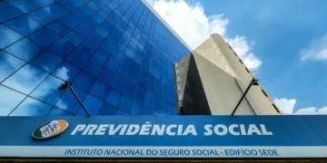 Edifício sede do INSS com fachada azul, relacionado ao calendário de pagamentos do INSS em 2026.