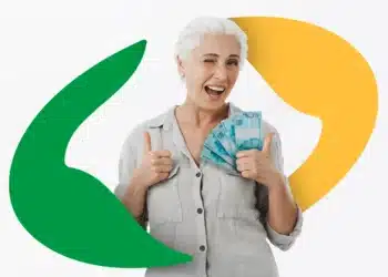 Mulher idosa sorrindo, segurando cédulas de dinheiro em reais com fundo branco e formas amarelas e verdes