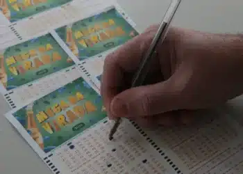 Pessoa marcando os números na Mega da Virada 2025, aposta para o prêmio de R$ 1 bilhão.