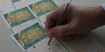 Pessoa marcando os números na Mega da Virada 2025, aposta para o prêmio de R$ 1 bilhão.