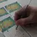 Pessoa marcando os números na Mega da Virada 2025, aposta para o prêmio de R$ 1 bilhão.