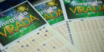 Ilustração de um bilhete de loteria da Mega-Sena sobre uma tela de smartphone com ícones de alerta de segurança digital, simbolizando o cuidado com golpes financeiros.